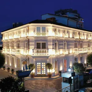 فندق Giulia, دراس